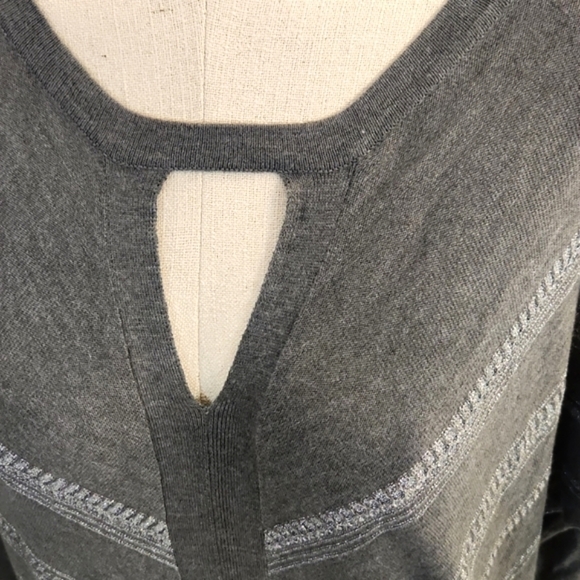 WOMENS New York & Co gray with silver cut out quarter sleeve top size Medium. - Picture 8 of 15